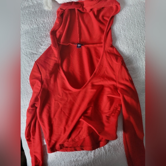 Red cropped long sleeve with hood - Picture 1 of 2